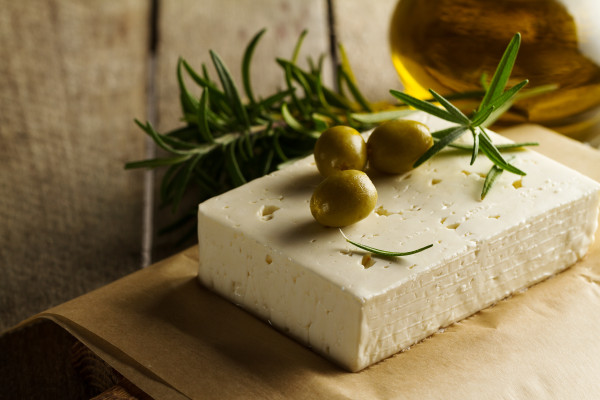 Σε έλλειψη η Φέτα: Η ευλογιά και η αυξημένη ζήτηση ανεβάζουν την τιμή στα 15 ευρώ!