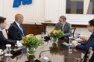 Συνάντηση Μητσοτάκη με τον Αμερικανό γερουσιαστή Cory Booker- Τι συζήτησαν
