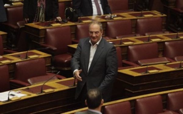 Ώρες αγωνίας στη ΝΔ - Ζητείται παρέμβαση Καραμανλή