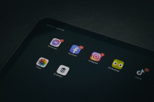 Μπορούν οι απαγορεύσεις των μέσων κοινωνικής δικτύωσης να προστατεύσουν την ψυχική υγεία των παιδιών;