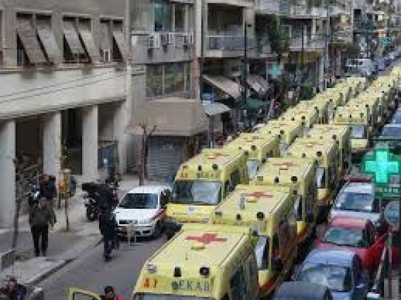 ΕΚΑΒ: Με νέο γύρο απεργιακών κινητοποιήσεων απειλούν οι εργαζόμενοι