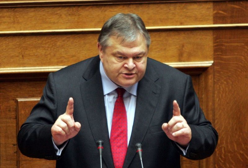 Βενιζέλος για τηλεοπτικές άδειες: Η θεσμική εκτροπή παροξύνεται