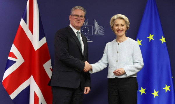 Δέκα χρόνια μετά το Brexit, Λονδίνο και Βρυξέλλες ξαναχτίζουν γέφυρες με αιχμή την άμυνα