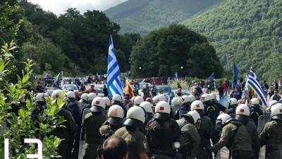 Επεισόδια ανάμεσα σε αστυνομικές δυνάμεις και διαδηλωτές στις Πρέσπες (video)