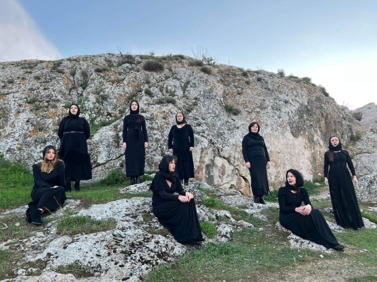 Γιατί ‘ναι μαύρα τα βουνά: Η Στέγη «ταξιδεύει» στην Κόνιτσα για ένα μυσταγωγικό μουσικό τριήμερο