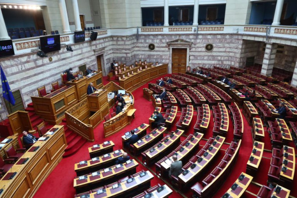 Servicers, ρυθμίσεις οφειλών και φόρος 10% στα crypto: Στη Βουλή το νέο νομοσχέδιο