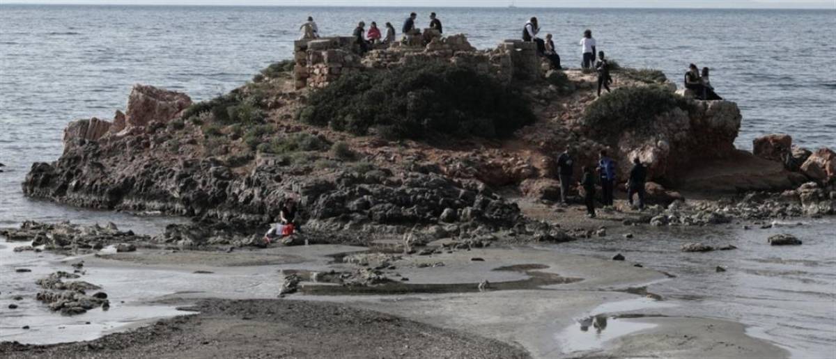 Υποχώρησε η στάθμη της θάλασσας στο Καβούρι
