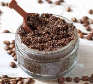 Φοβερό σπιτικό scrub για να διώξετε την κυτταρίτιδα