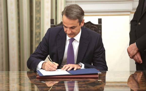 Guardian: Η νίκη Μητσοτάκη σηματοδοτεί μία νέα εποχή