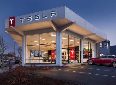 ΗΠΑ: Έρευνα κατά της Tesla για το αυτόματο σύστημα παρκαρίσματος