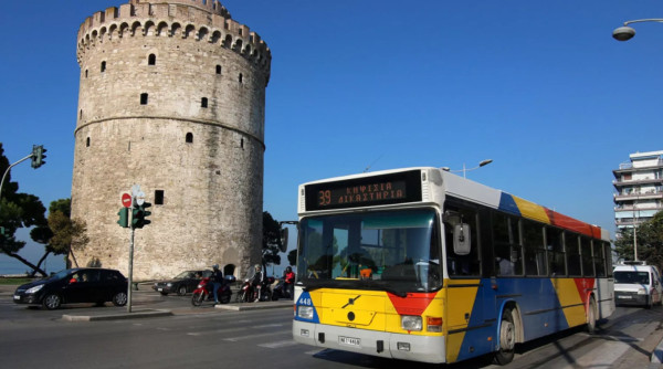 Θεσσαλονίκη: Λεωφορείο έπεσε σε στάση – Τέσσερις τραυματίες