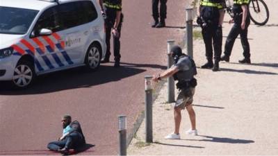 Ολλανδία: Αναζητείται ο άνδρας που επιτέθηκε με μαχαίρι σε εφήβους