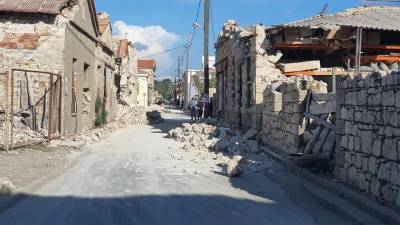 Σεισμός-Σάμος: Δύο παιδιά καταπλακώθηκαν από τοίχο που κατέρρευσε
