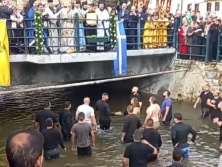 Επεισοδιακά Θεοφάνεια στη Φλώρινα: Πιάστηκαν στα χέρια για το σταυρό (video)