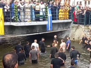 Επεισοδιακά Θεοφάνεια στη Φλώρινα: Πιάστηκαν στα χέρια για το σταυρό (video)