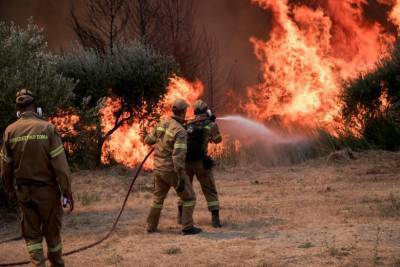 Μαίνεται η πυρκαγιά στην Αλιστράτη Σερρών