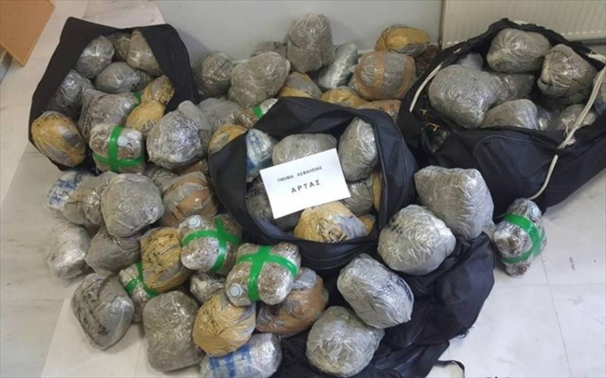 Άρτα: Πάνω από 102 κιλά κάνναβης εντοπίστηκαν σε ΙΧ