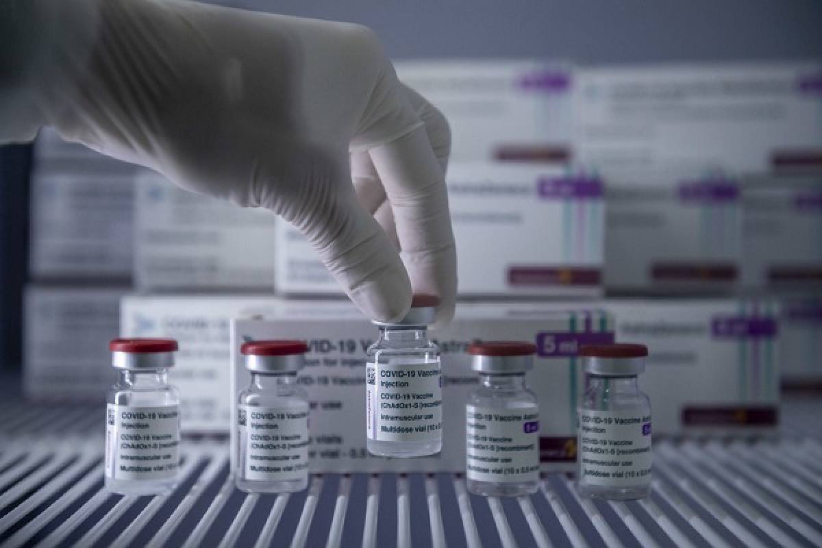 AstraZeneca-Βρετανία: 41 νέα περιστατικά θρομβώσεων μετά τους εμβολιασμούς