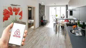 ΚΕΠΕ: Τσουνάμι ενοικιάσεων στο Airbnb–η ακτινογραφία ανά περιφέρεια