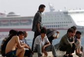 Περίπου 1.800 μετανάστες έφτασαν στον Πειραιά