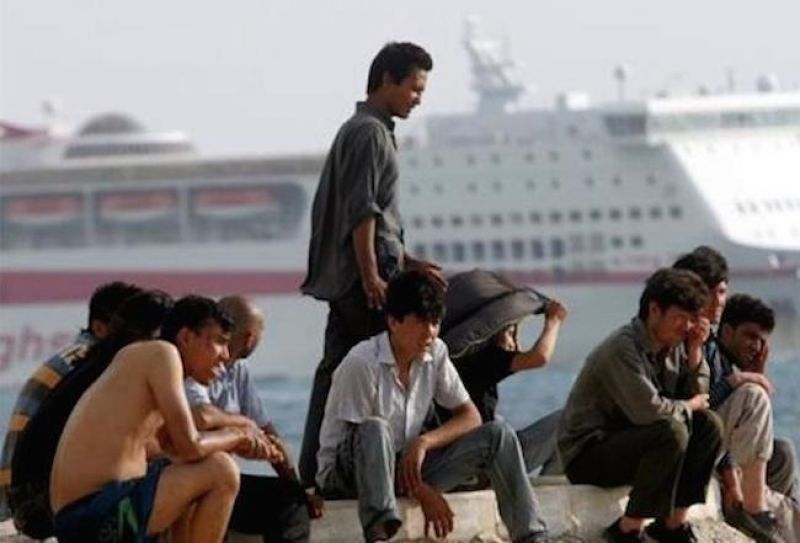 Περίπου 1.800 μετανάστες έφτασαν στον Πειραιά