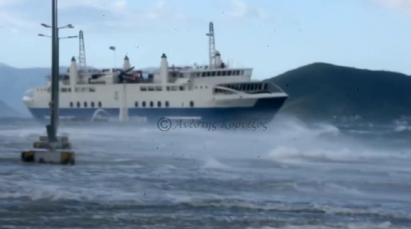 Αίγινα: Πλοίο της γραμμής δεν μπορούσε να δέσει- Έσπασε τζάμι