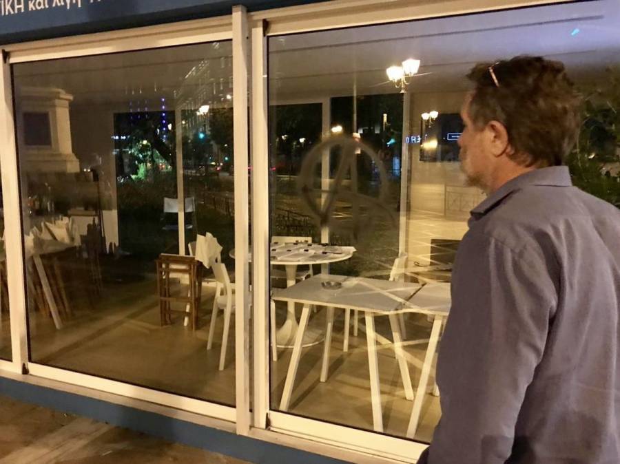 Ο Γερουλάνος στο εκλογικό κέντρο Μπακογιάννη μετά από την επίθεση