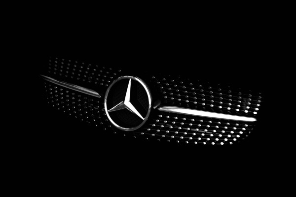 Mercedes-Benz: Υποβαθμίζει τις προβλέψεις κερδοφορίας εν μέσω επιδείνωσης της κινεζικής αγοράς