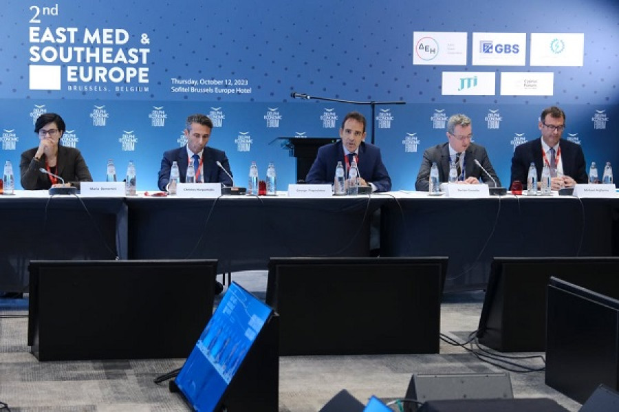 Απο αριστερά: Μαρία Δεμερτζή, Αναπληρώτρια Διευθύντρια της ευρωπαϊκής δεξαμενής σκέψης Bruegel, Χρήστος Χαρπαντίδης, Αντιπρόεδρος Philip Morris International South-East Europe, Γιώργος Παγουλάτος, Πρέσβης της Ελλάδας στον ΟΟΣΑ, Declan Costello, Αναπληρωτής Γενικός Διευθυντής της Ευρωπαϊκής Επιτροπής για της Οικονομία, Μιχάλης Αργυρού, Πρόεδρος του Συµβουλίου Οικονοµικών Εµπειρογνωµόνων του Υπουργείου Οικονομικών