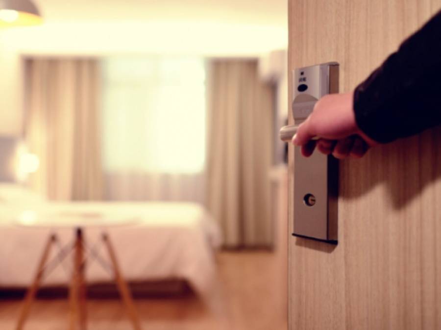 Υποχρεωτικά «δωμάτια καραντίνας» σε όλα τα ξενοδοχεία της χώρας