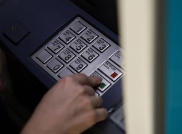 Στον «πάγο» οι χρεώσεις των τραπεζών