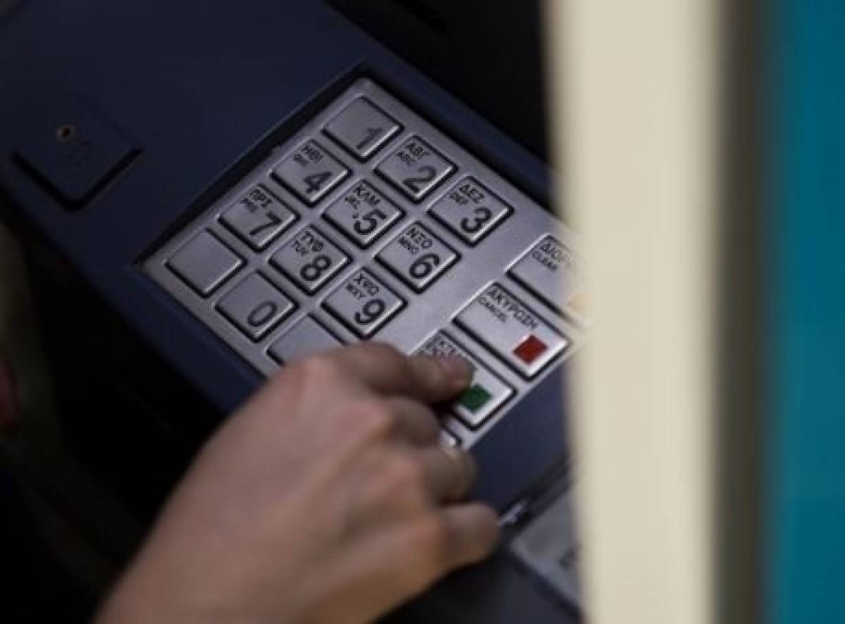 Στον «πάγο» οι χρεώσεις των τραπεζών