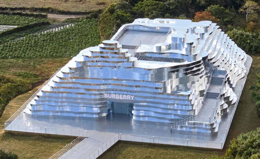 Νότια Κορέα: Ένα πρωτοποριακό γλυπτό της Burberry αναδύεται στο νησί Jeju και κόβει την ανάσα