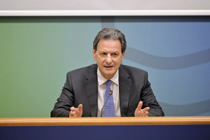 Τιμολόγια ρεύματος: Στάση αναμονής προτείνει στους καταναλωτές ο Σκυλακάκης