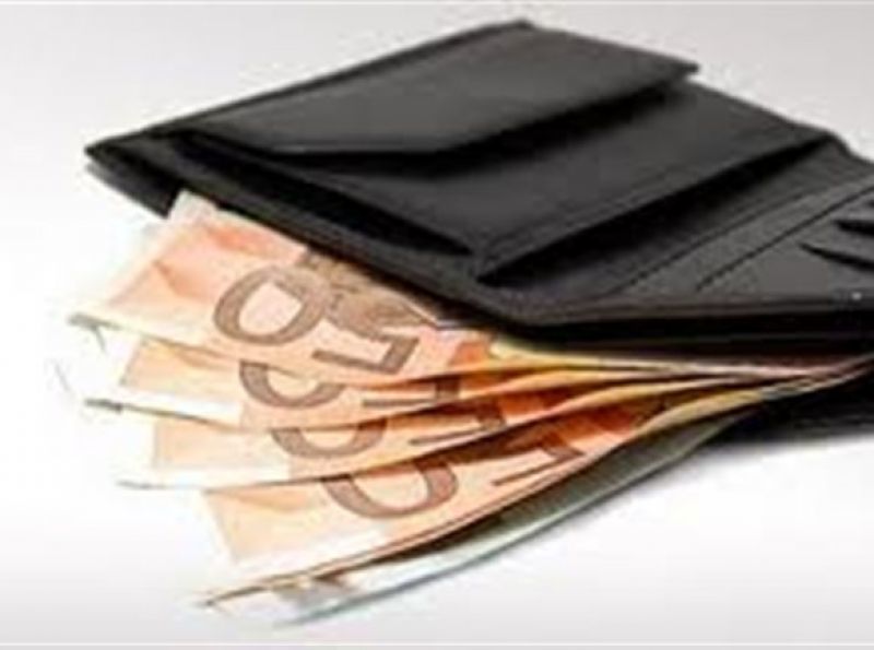 Ο κατώτατος μισθός τη «γλυτώνει», πιέσεις για μειώσεις στο βασικό