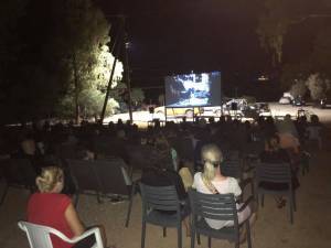 Η αλληλεγγύη θα νικήσει: Ο Χάρης Τζωρτζάκης έστησε ένα θερινό σινεμά για να στηρίξει τους πυρόπληκτους της Εύβοιας