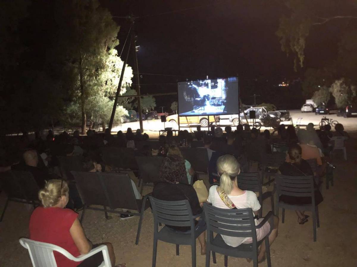 Η αλληλεγγύη θα νικήσει: Ο Χάρης Τζωρτζάκης έστησε ένα θερινό σινεμά για να στηρίξει τους πυρόπληκτους της Εύβοιας