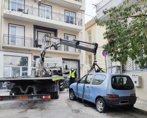 Δήμος Αθηναίων: Γερανοί απομάκρυναν 85 εγκαταλελειμμένα αυτοκίνητα από τους δρόμους