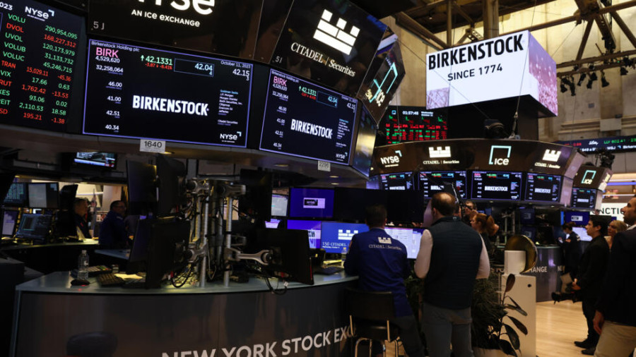 Μικρή άνοδος στη Wall Street, κυνηγώντας ξανά τα ρεκόρ