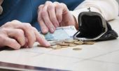 Νέο ψαλίδι 45% στο ΕΚΑΣ 240.000 χαμηλοσυνταξιούχων