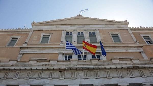 Η ισπανική σημαία κυματίζει σε Βουλή και ΥΠΕΞ