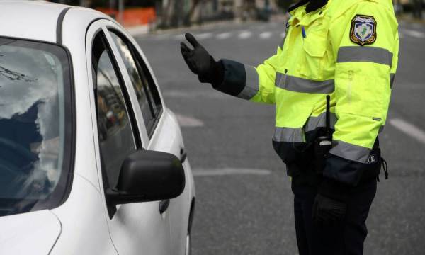 Κορονοϊός: Νέα μέτρα για μετακινήσεις με αυτοκίνητα, ταξί και λεωφορεία