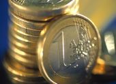 Σε χαμηλά εννέα ημερών το ευρώ