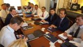 Σε υποχώρηση θα εξαναγκαστεί η ελληνική κυβέρνηση από την τρόικα, σύμφωνα με το Bloomberg