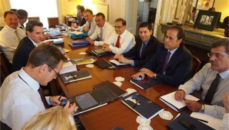 Σε υποχώρηση θα εξαναγκαστεί η ελληνική κυβέρνηση από την τρόικα, σύμφωνα με το Bloomberg