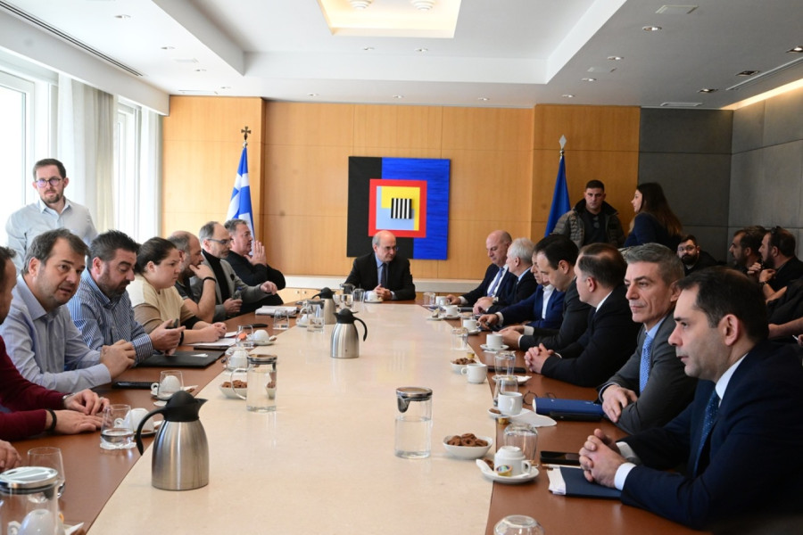 Συνάντηση κυβέρνησης - αγροκτηνοτρόφων: Καταργείται το ΑΤΑΚ για μικρά αγροτεμάχια και προωθείται νέο ψηφιακό σύστημα