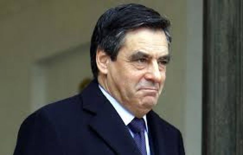 Έρευνα σε βάρος του Φιγιόν και για κοστούμια-δώρο από "φίλο"
