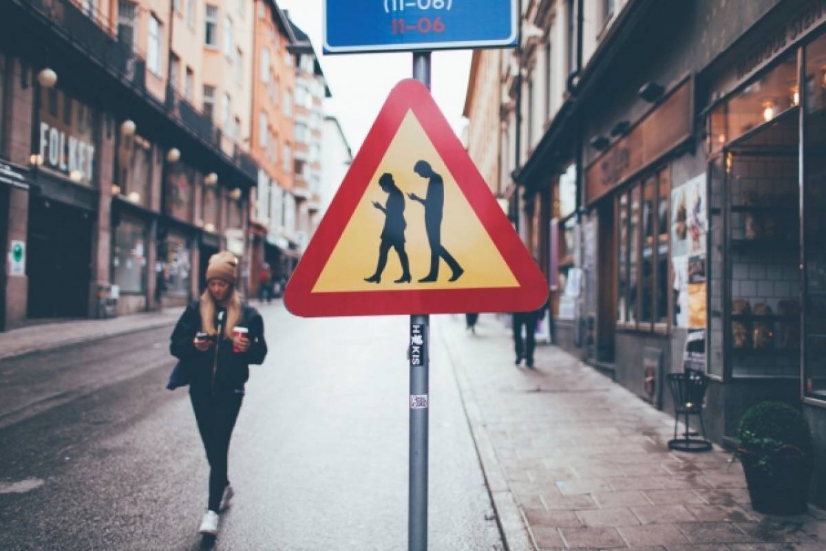 Δείτε γιατί δεν πρέπει να φορτίζετε νύχτα το κινητό