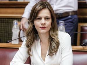 Αχτσιόγλου: Μειώνουν 20% τους μισθούς όσων δεν απολυθούν