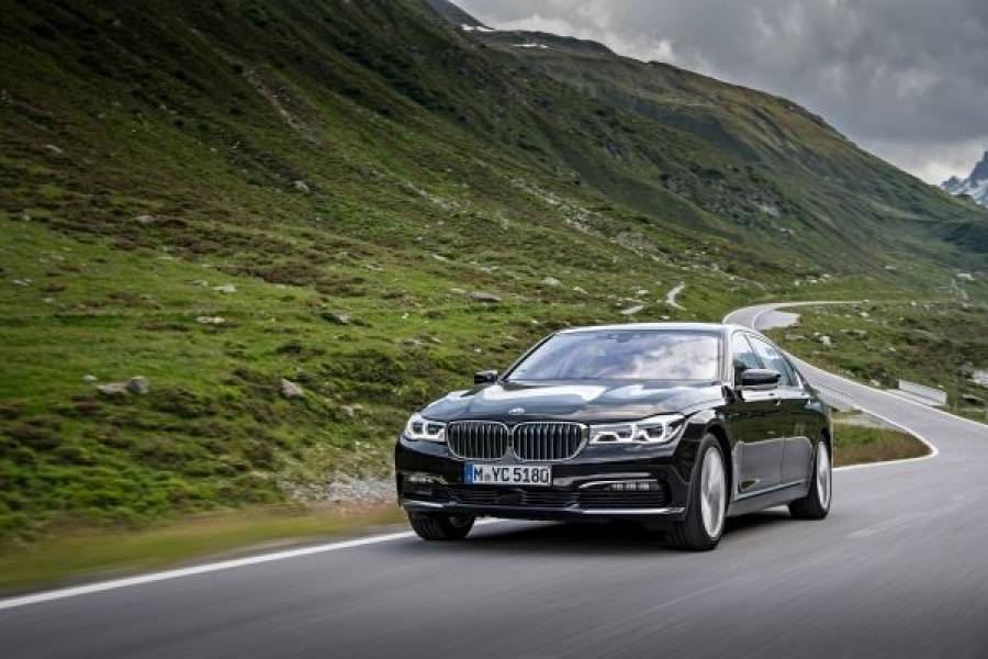 Λιμουζίνα της BMW υπόσχεται ότι καίει μόλις 2,1 λίτρα/χλμ.